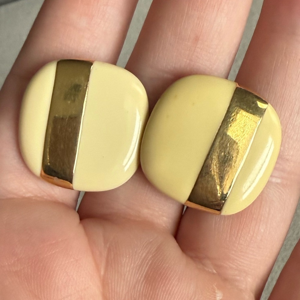 Vintage Monet Cream & Gold Clip-On Earrings – Retro Mod Style - Picture 9 of 11